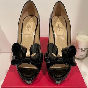 Valentino patent bow pump